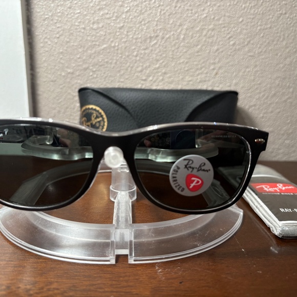 Ray-Ban New Wayfarer polarized sunglasses (RB2132) - Picture 5 of 11